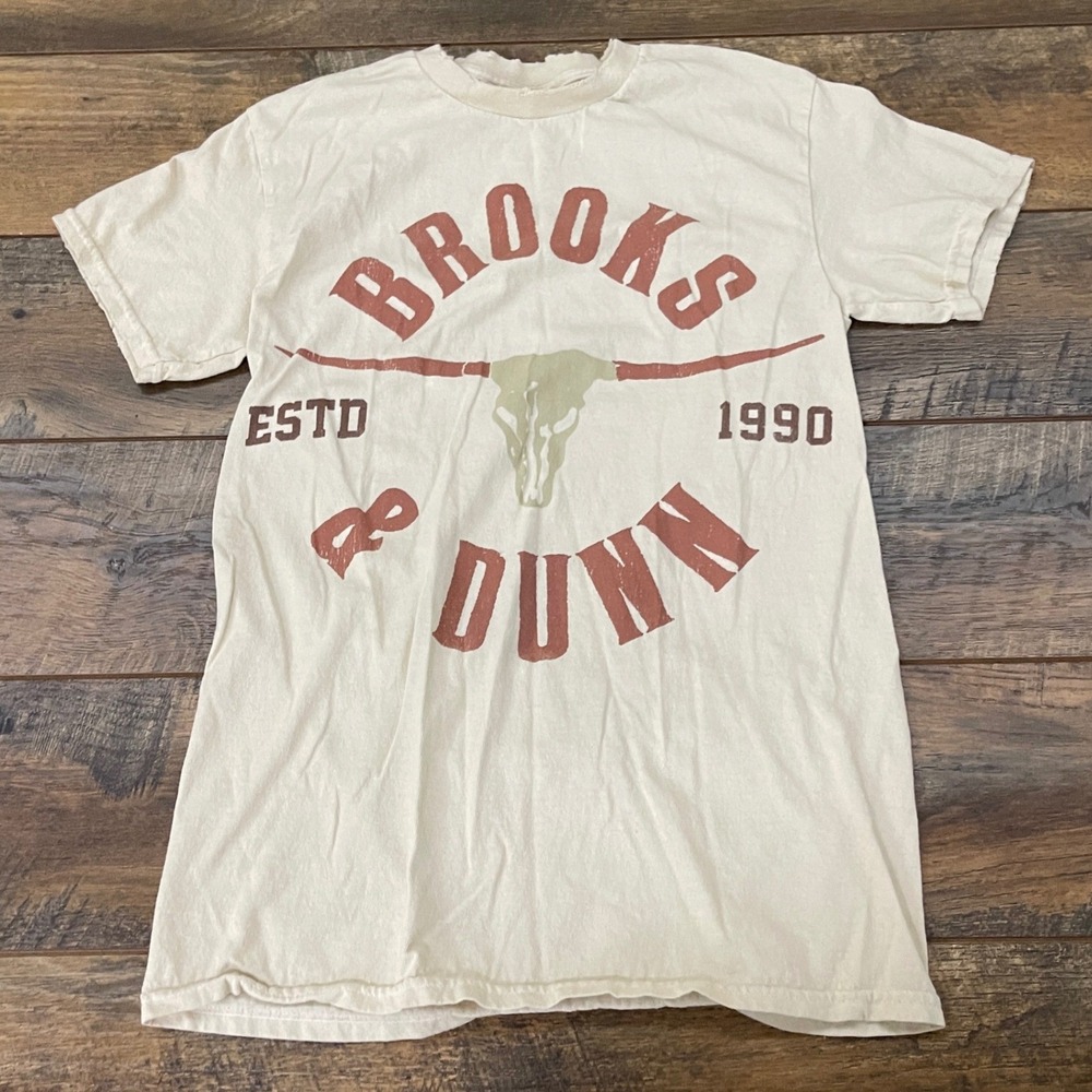 Brooks & Dunn Country Music Graphic Tee Cream Small Goodie Two Sleeves Western